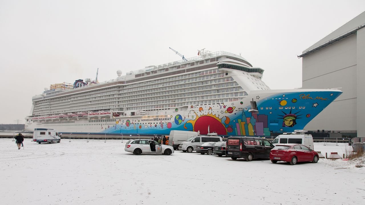 papenburg-meyer-werft-2013-norwegian-breakaway-001