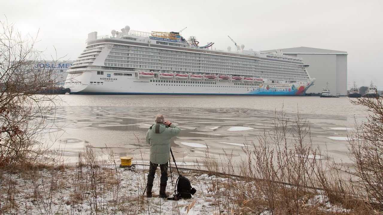 papenburg-meyer-werft-2013-norwegian-breakaway-002