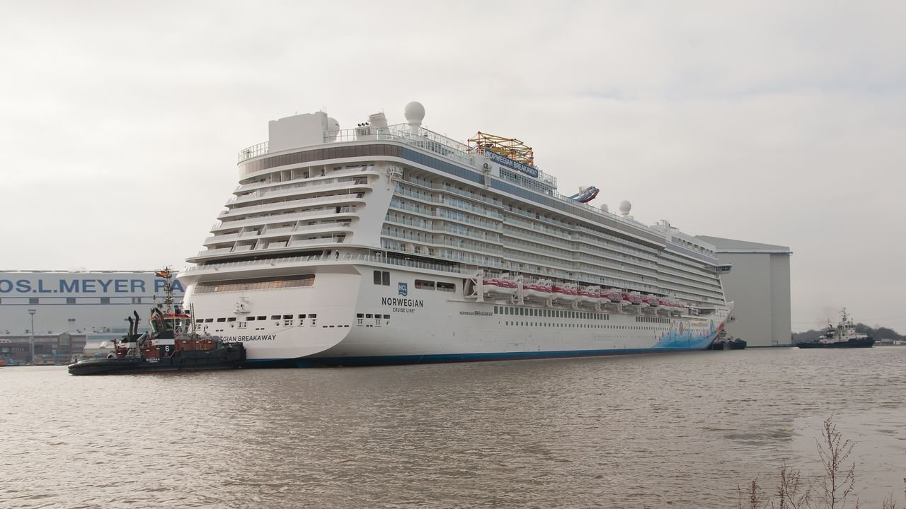 papenburg-meyer-werft-2013-norwegian-breakaway-003