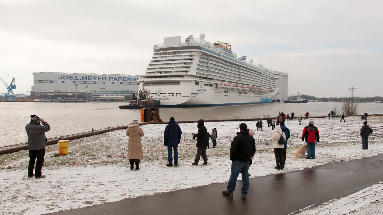 papenburg-meyer-werft-2013-norwegian-breakaway-004