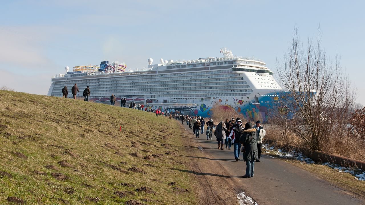papenburg-meyer-werft-2013-norwegian-breakaway-011