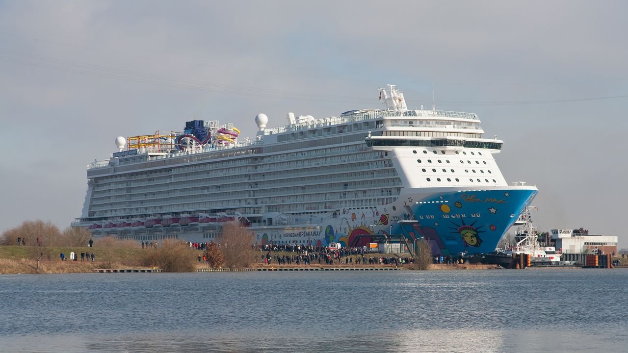 papenburg-meyer-werft-2013-norwegian-breakaway-012